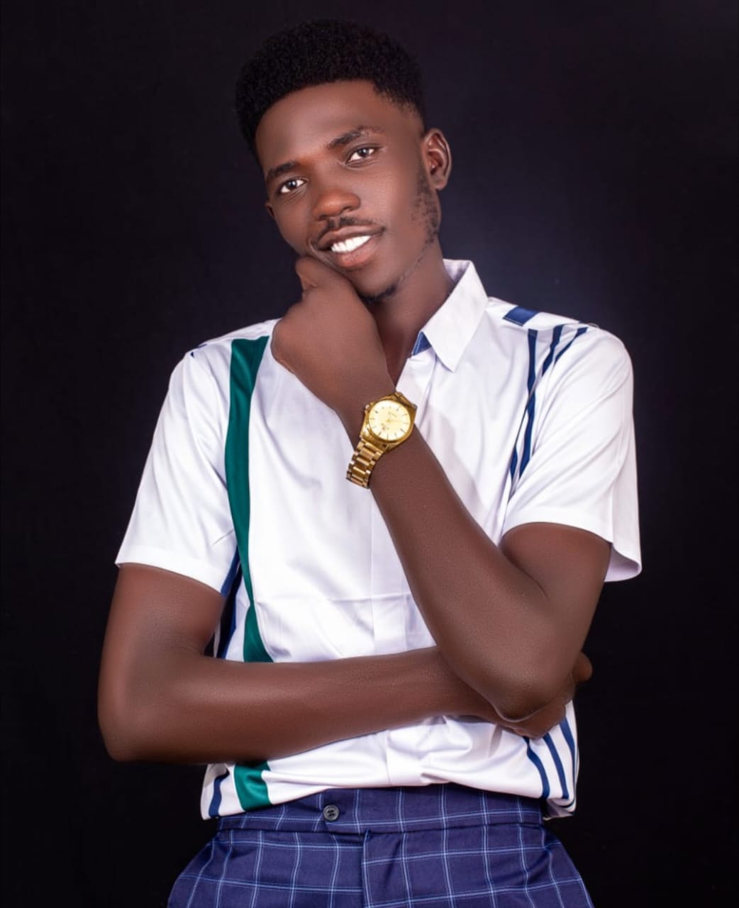 A member of the Omalo Graphics Centre team